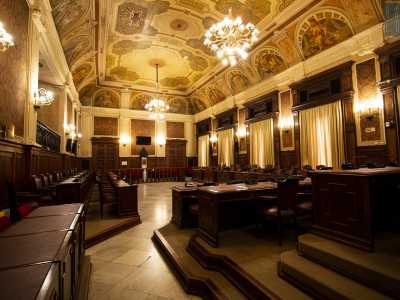 ...ma il suo interno � tutt�altro che anonimo: custodisce infatti quattro preziose sale con sculture, ritratti e affreschi